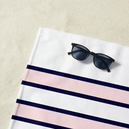 Wifey nautische monogram roze marine blauw anker strandlaken (In situ)