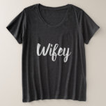 Wifey Plus Grootte T-shirt<br><div class="desc">Mooie grijze shirt met de tekst "Wifey". Supercomfortabel en combineert geweldig met een spijkerbroek of leggings.
Geweldig voor de huwelijksvoorbereidingen,  huwelijksreis,  of als verrassing voor je vrouw of man.</div>