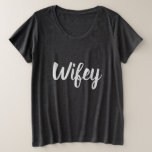 Wifey Plus Maat T-shirt<br><div class="desc">Mooi grijs shirt met de tekst "Wifey". Super comfortabel en combineert geweldig met een spijkerbroek of leggings. Geweldig voor de huwelijksvoorbereidingen,  huwelijksreis,  of als een verrassing voor uw vrouw of man.</div>