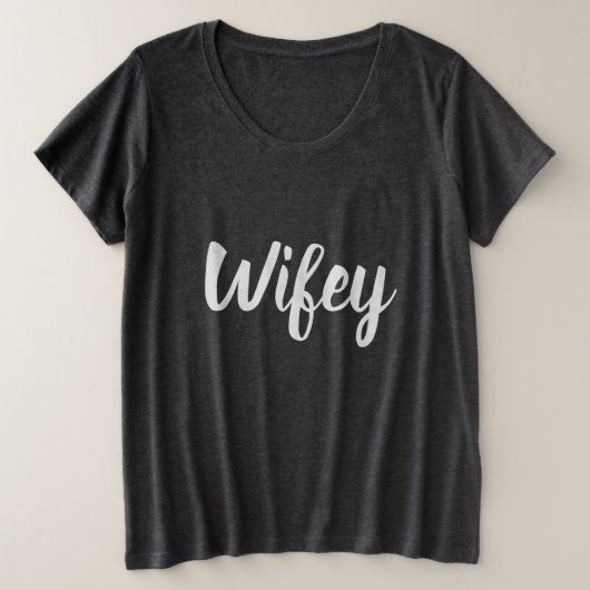Wifey Plus Maat T-shirt (Design voorkant)