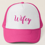 Wifey. Roze en wit. Trucker Pet<br><div class="desc">Cute,  Roze en Wit,  "Wifey, " pet. Leuk cadeau voor een nieuw gehuwd. Matching Black and White,  "Hubby, " pet ook beschikbaar.

https://www.zazzle.com/hubby_black_and_white_trucker_hat-148340257032118617</div>