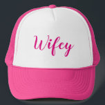 Wifey. Roze en wit. Trucker Pet<br><div class="desc">Cute,  Roze en Wit,  "Wifey, " pet. Leuk cadeau voor een nieuw gehuwd. Matching Black and White,  "Hubby, " pet ook beschikbaar.

https://www.zazzle.com/hubby_black_and_white_trucker_hat-148340257032118617</div>