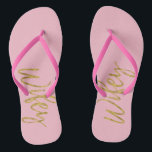 Wifey Teenslippers met goudfolie en roze<br><div class="desc">Wifey Teenslippers met goudfolie en roze typografie. De Teenslippers zijn ideaal voor een huwelijksreis met de Hubby.</div>