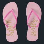 Wifey Teenslippers met goudfolie en roze<br><div class="desc">Wifey Teenslippers met goudfolie en roze typografie. De Teenslippers zijn ideaal voor een huwelijksreis met de Hubby.</div>