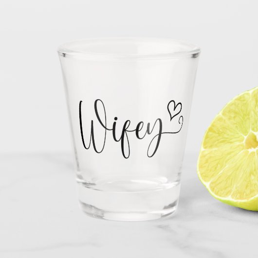 Wifey typografie met een hart shot glas (Voorkant)