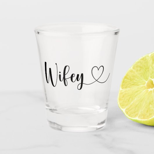 Wifey typografie met een hart shot glas (Voorkant)