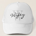 WIFEY-vrachtwagenhoed voor bruiloft Trucker Pet<br><div class="desc">WIFEY vrachtwagenhoed voor trouwbruid. Grappig huwelijksgeschenk voor pas gehuwde vrouw. Aangepast monogram ontwerp met stijlvolle scripttypografie. Klaszwart-wit logo pet. Accessoires voor bruiloft,  vrijgezellenfeest,  bachelorette,  meisjes weekend,  huwelijksreis,  enzovoort.</div>