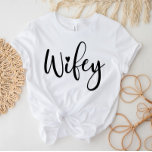 Wifey White Modern Black Script Womens T-Shirt<br><div class="desc">Stomme en trendy 'Wifey' t-shirt! Perfet bruiloft cadeau,  douchecadeau,  verjaardag of cadeau van een vrijgezellenfeest!</div>