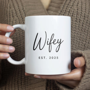 Wifey Zwarte Script Typografie Oprichtingsjaar Koffiemok