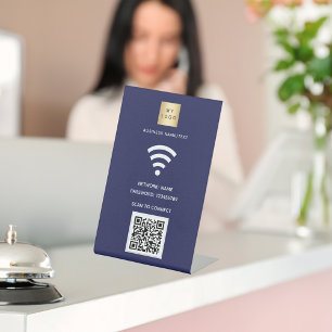 Wifi business logo qr code scan om blauw aan te sl reclamebord met voetstuk