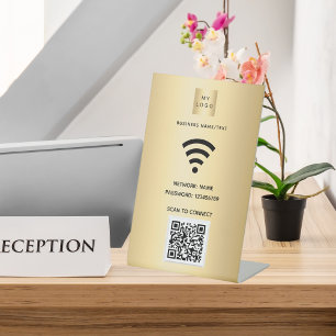 Wifi business logo qr code scan om goud aan te slu reclamebord met voetstuk