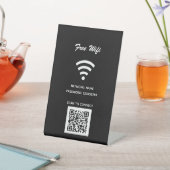 Wifi internet qr-code scannen naar zwarte verbindi reclamebord met voetstuk (Insitu)