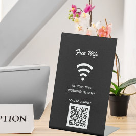 Wifi internet qr-code scannen naar zwarte verbindi reclamebord met voetstuk