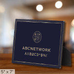 WiFi wachtwoord teken QR code Fotoplaat<br><div class="desc">Verhoog uw ruimte met onze Wi-Fi Access Sign Plaque. Met uw geüploade QR-code op een rijke marineachtergrond combineert dit teken stijl en functionaliteit. Klassieke gouden typografie geeft de netwerknaam en het wachtwoord weer, waardoor naadloze connectiviteit voor uw gasten wordt gegarandeerd. Met geborsteld goud en navy getextureerde accenten voegt deze plaquette...</div>