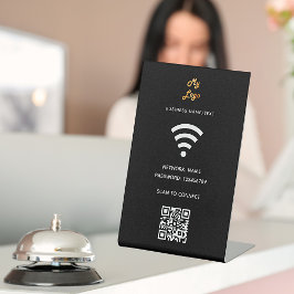 Wifi zakelijk logo qr-code scannen om te verbinden reclamebord met voetstuk