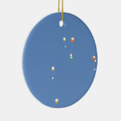 Wige ballonnen in de blauwe hemel keramisch ornament (Rechts)