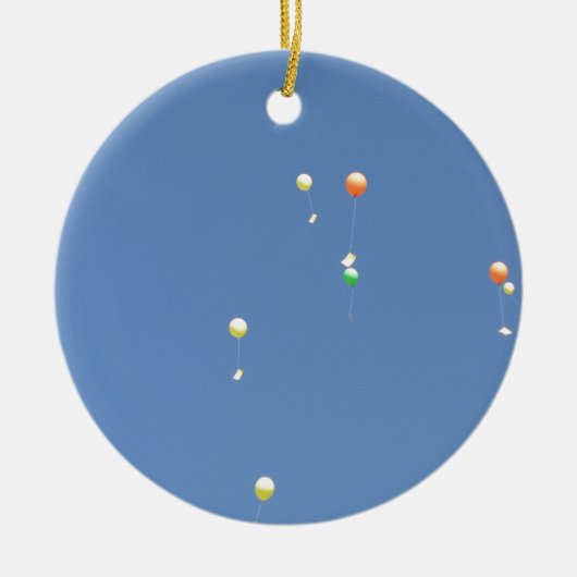 Wige ballonnen in de blauwe hemel keramisch ornament (Voorkant)