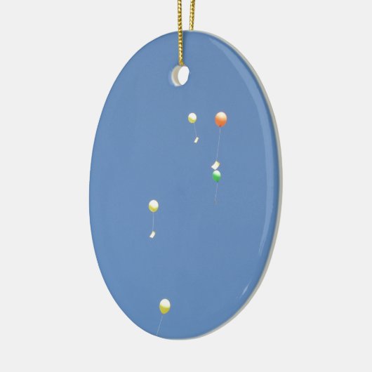 Wige ballonnen in de blauwe hemel keramisch ornament (Links)