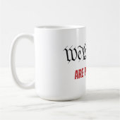 Wij, de mensen, zijn kwaad op het SCOTUS-probleem Koffiemok (Links)