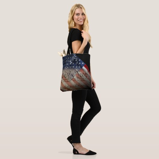 WIJ DE VOLKSModern en Betsy Ross-Amerikaanse vlag Tote Bag (Op model)