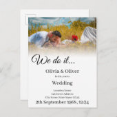 Wij doen het - Kussend Paar op een Weide Aankondigingskaart (Voorkant / Achterkant)