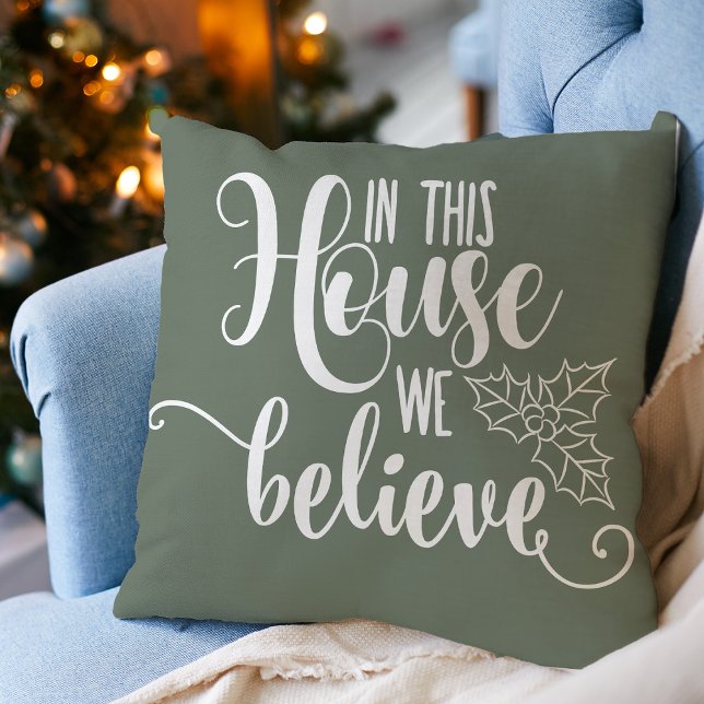 Wij geloven dat het kerstdecor in dit Parlement is Kussen (Christmas Home Decor In This House We Believe Throw Pillow)