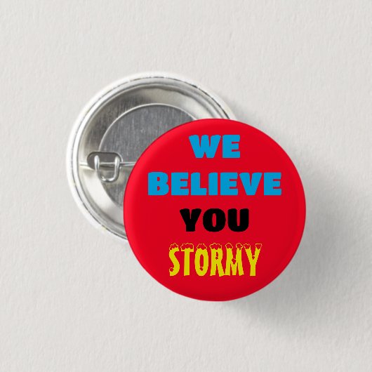 WIJ GELOVEN DAT JE STORMACHTIGE BUTTON BENT (Voorkant /achterkant)