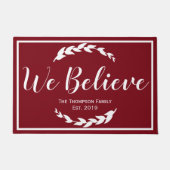 Wij geloven kerstlauriers & rood | familienaam deurmat (Voorkant)