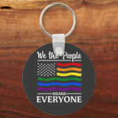 Wij, het volk, betekent iedereen LGBTQ Pride Month Sleutelhanger (Voorkant)