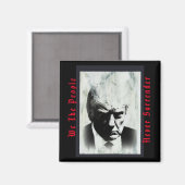 Wij, het volk, geven nooit Trump Mugshot Magnet ov (Voorkant / Achterkant)