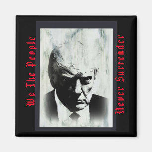 Wij, het volk, geven nooit Trump Mugshot Magnet ov