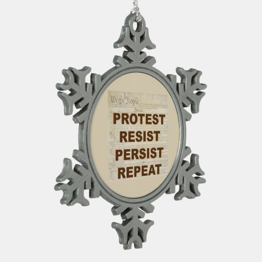 Wij, het volk, protesteren tegen volharding en her tin sneeuwvlok ornament (Links)