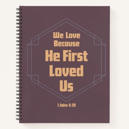 Wij houden omdat Hij eerst van ons spiraalvormig N Notitieboek (Voorkant)