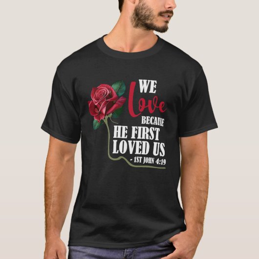 Wij houden van Bijbelse Verse 1st John 419 Roos Fl T-shirt (Voorkant)