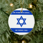 Wij staan met Israël Am Yisrael Chai op maat Israë Keramisch Ornament<br><div class="desc">Wij staan met Israel Am Yisrael Chai aangepaste tekst Israel flag blauw-wit modern patriottisch Keramisch Ornament. Verkrijgbaar in vele vormen. Israëlische vlag. Volledig aanpasbare witte tekst over de vlag,  of u kunt deze gewoon verwijderen.</div>