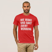 WIJ WACHTEN EN ZACHTEN ELKE MORGEN. T-SHIRT (Voorkant volledig)