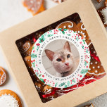 Wij wensen u een Meowy Christmas Cat foto Ronde Sticker<br><div class="desc">Dit wensen wij u een mauwy kerst kat foto ontwerp beschikt over waterverf kerst botanicals zoals dennen,  hulst,  rode bessen en meer. Pas de naam,  tekst en foto aan. Bekijk het hele bijpassende collectie.</div>