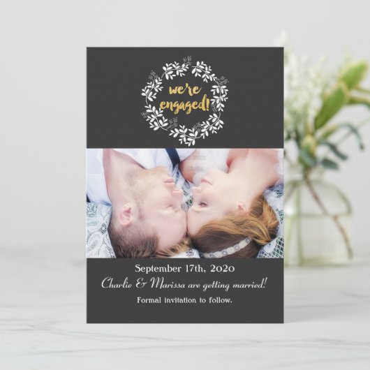 WIJ ZIJN BETROKKEN Rustic Wreath Wedding Photo Car Kaart (Staand voorkant)