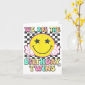 Wij zijn de verjaardagstweeling Retro Twins Kaart (Gele Bloem)