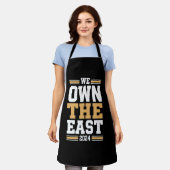 Wij zijn eigenaar van de Oost 2024 Schort (Gedragen)