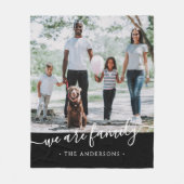 Wij zijn familie Elegant Script Foto & Naam Fleece Deken (Voorkant)