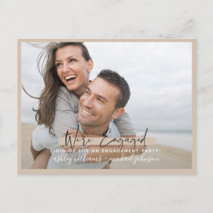 Wij zijn Verliefd Calligraphy Foto Blush Verloving Aankondigingskaart