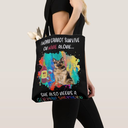 Wijn alleen, ze heeft ook een Duitse herder nodig Tote Bag (Dichtbij)