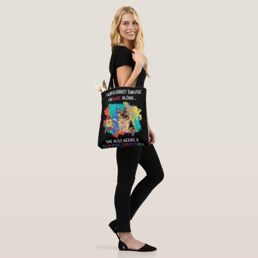 Wijn alleen, ze heeft ook een Duitse herder nodig Tote Bag (Op model)