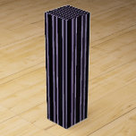 Wijn Cadebox Stripe Wijn<br><div class="desc">Wine Gift Box Iets voor iedereen biedt aangepaste, gepersonaliseerde cadeaudoos voor wijn, speciaal voor dat speciale moment met je geliefden. Deze unieke cadeaudoos zal indruk maken op je vrienden en familie. Terwijl u hier reeds bent, kunt u andere verwante badkamerartikelen zoals douchegordiners, zeepdispensers, badmatten, badsets, kleurrijke kindergordijnen, badweegschalen, mannen douchegordijnen,...</div>