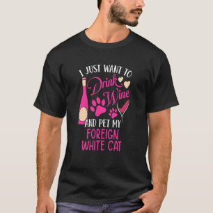 Wijn drinken en mijn buitenlandse witte kat aaien t-shirt