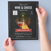 Wijn- en kaasparmolen toevoegen foto en logo flyer (Hand)