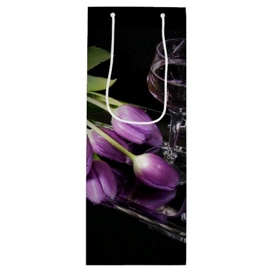 Wijn en paarse tulpen cadeautas (Voorkant)