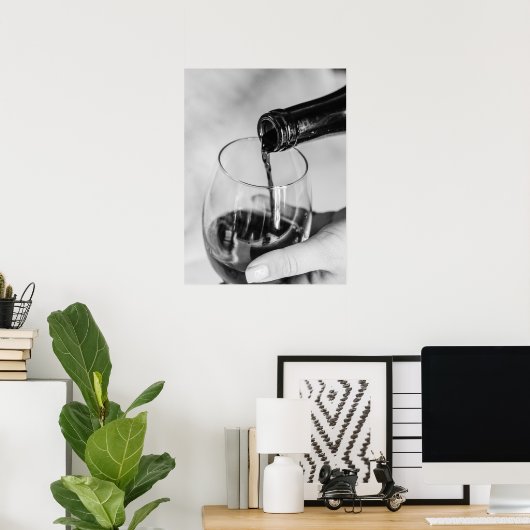 Wijn giet elegant glas en fles close-up poster (Thuiskantoor)