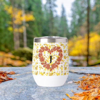 Wijn glas kroont zijn bladermatrass met herfst